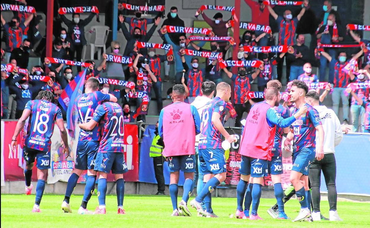 Los jugadores del Yeclano celebran su triunfo con la afición, al final del partido. 