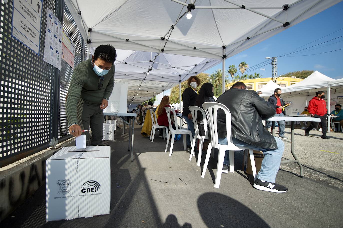 Fotos: Unos 12.000 ecuatorianos votan en la Región a su presidente