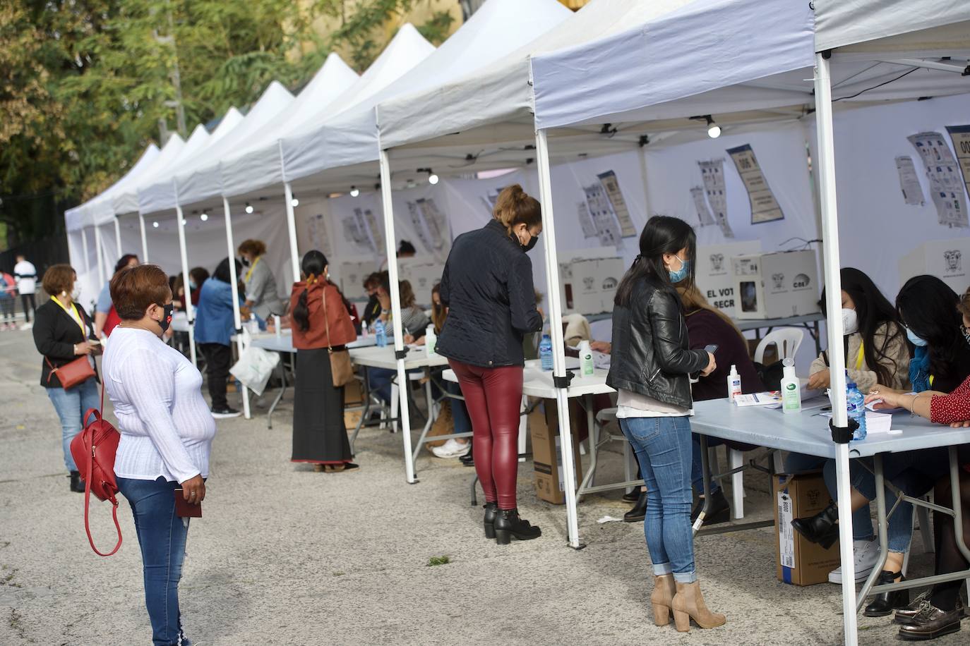 Fotos: Unos 12.000 ecuatorianos votan en la Región a su presidente