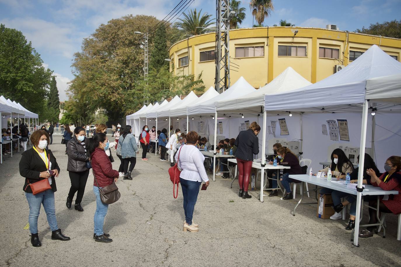 Fotos: Unos 12.000 ecuatorianos votan en la Región a su presidente