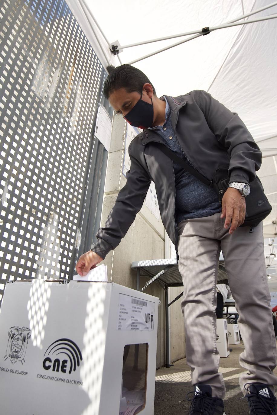 Fotos: Unos 12.000 ecuatorianos votan en la Región a su presidente