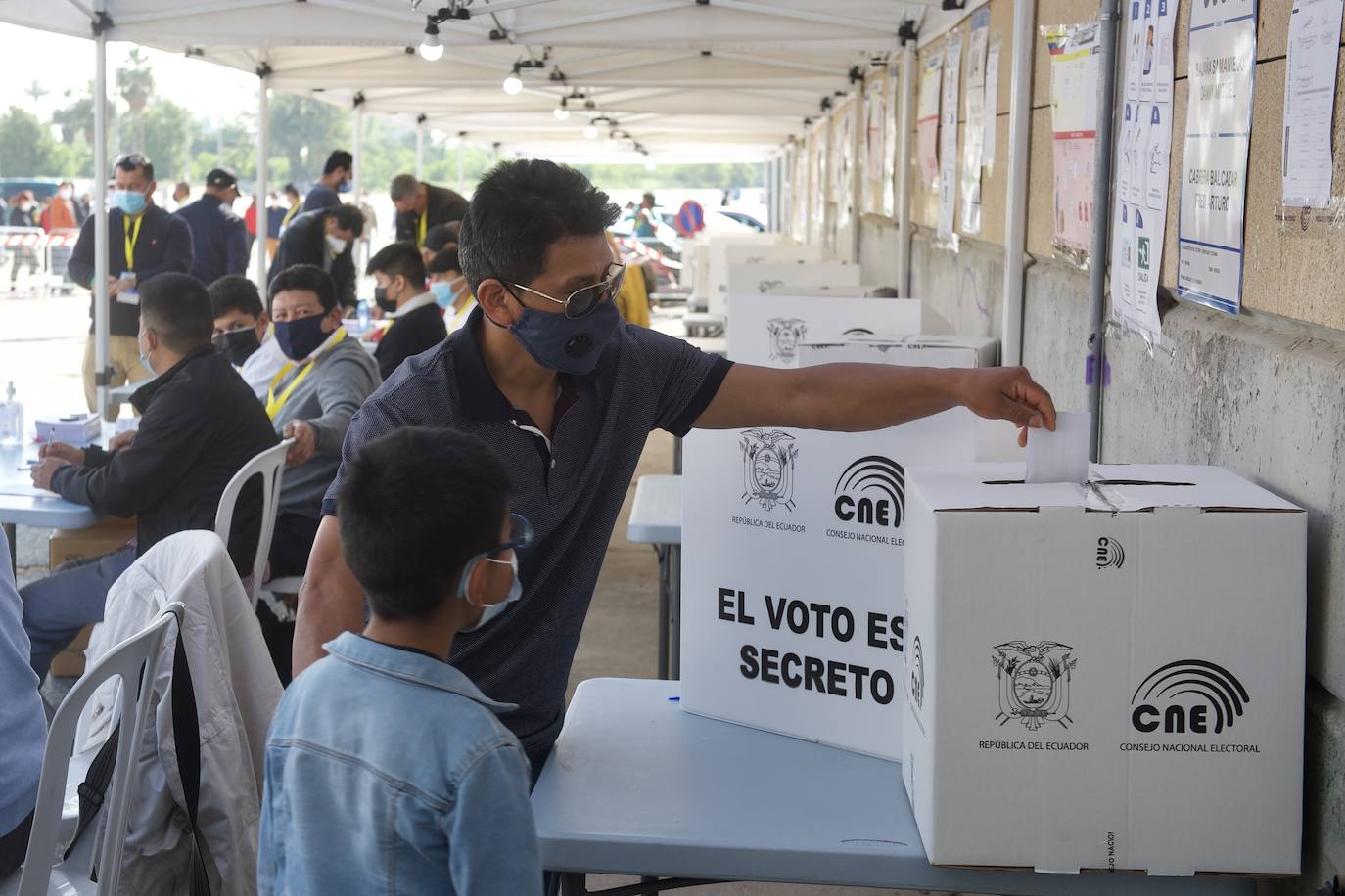 Fotos: Unos 12.000 ecuatorianos votan en la Región a su presidente