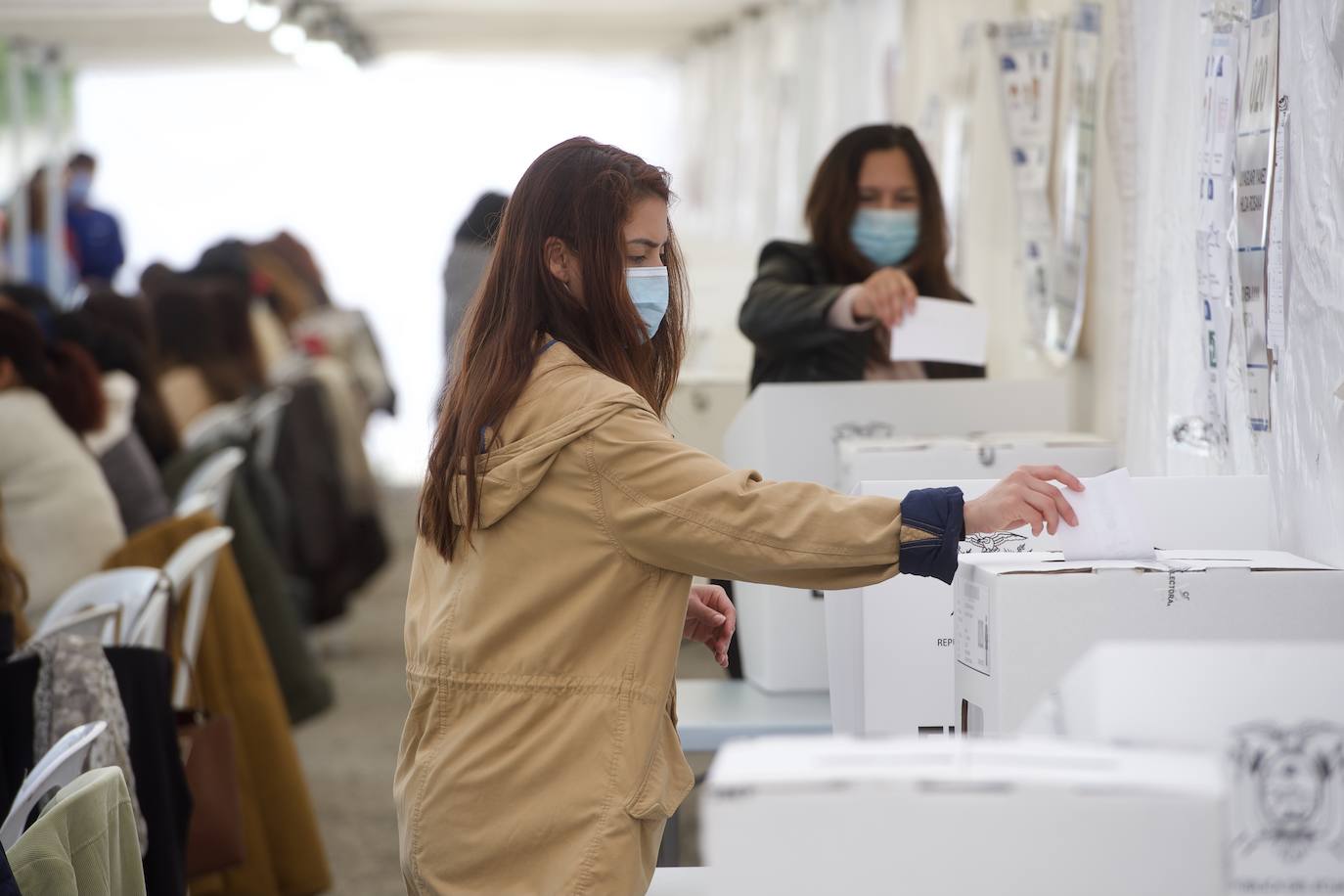 Fotos: Unos 12.000 ecuatorianos votan en la Región a su presidente