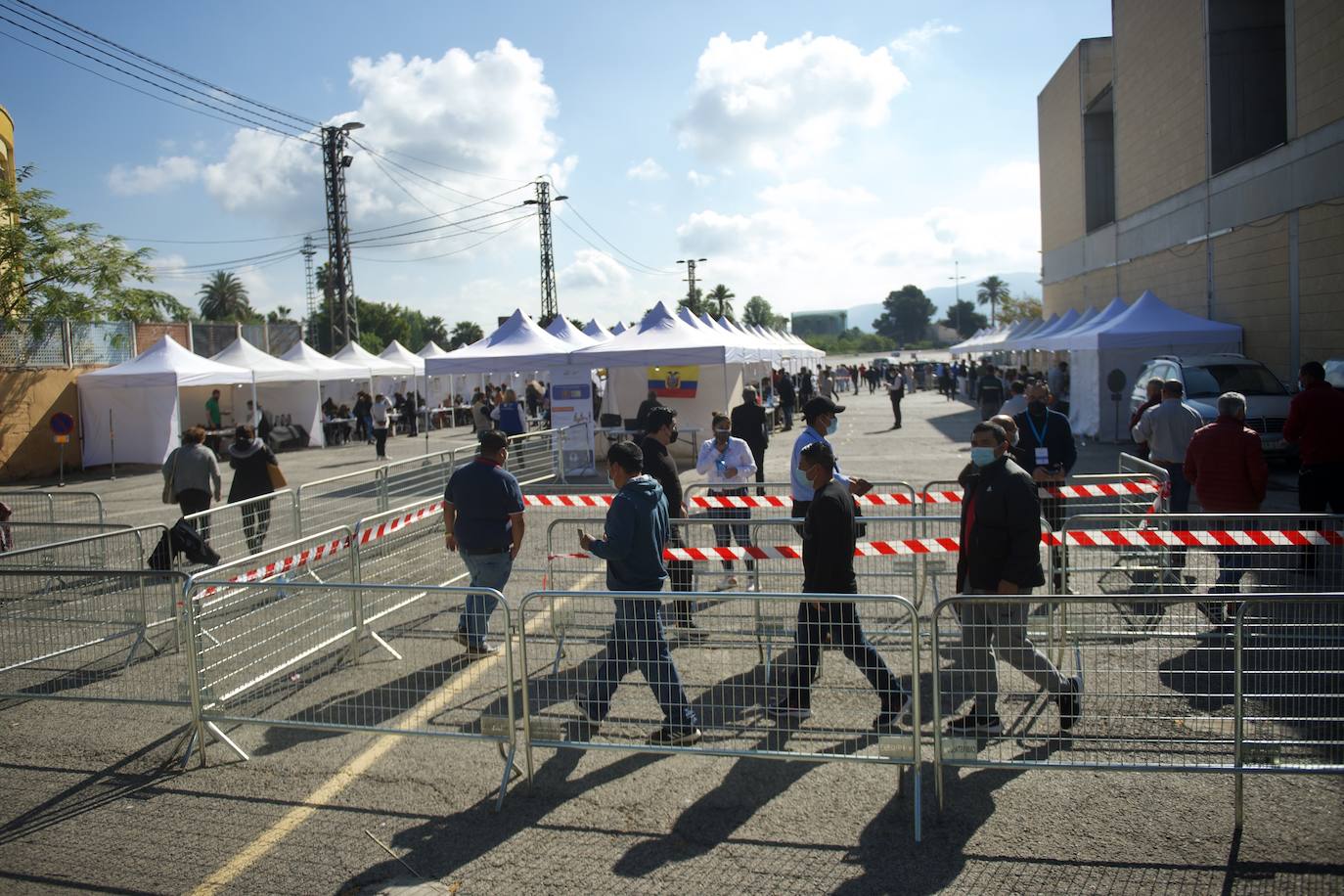 Fotos: Unos 12.000 ecuatorianos votan en la Región a su presidente