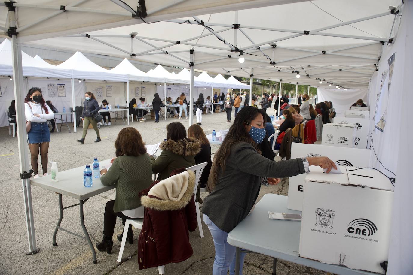 Fotos: Unos 12.000 ecuatorianos votan en la Región a su presidente