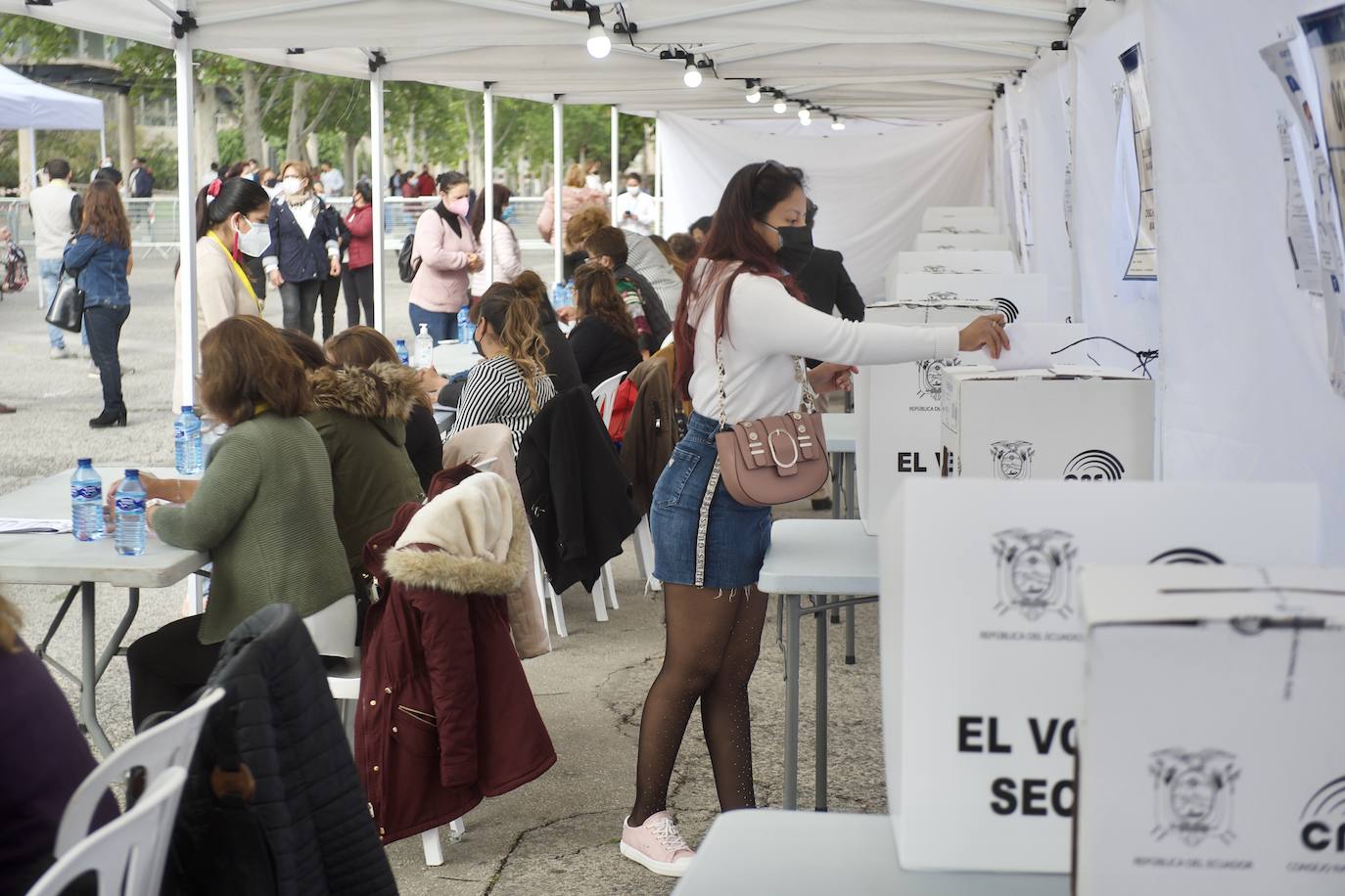 Fotos: Unos 12.000 ecuatorianos votan en la Región a su presidente