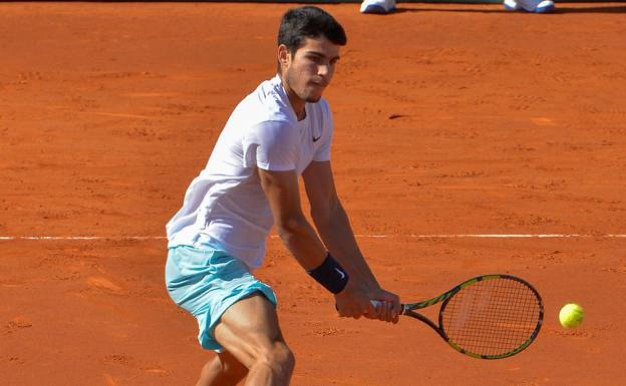 Alcaraz devuelve la pelota en el partido del sábado contra Munar, en la semifinal del Open de Marbella. 