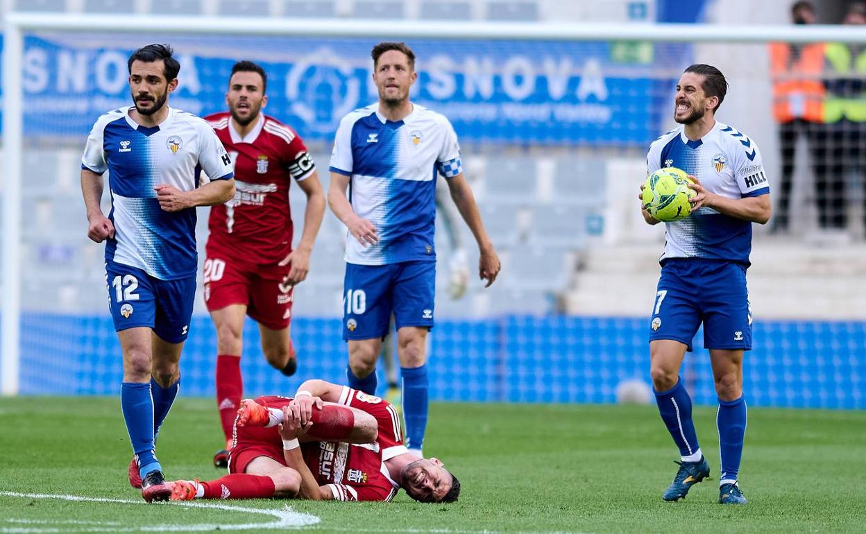 Cristian López, dolorido sobre el césped de la Nova Creu Alta, tras recibir una falta anterior a su lesión.