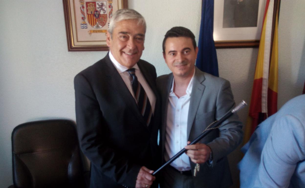 Casales (d) en su toma de posesión junto a Francisco Álvarez. 