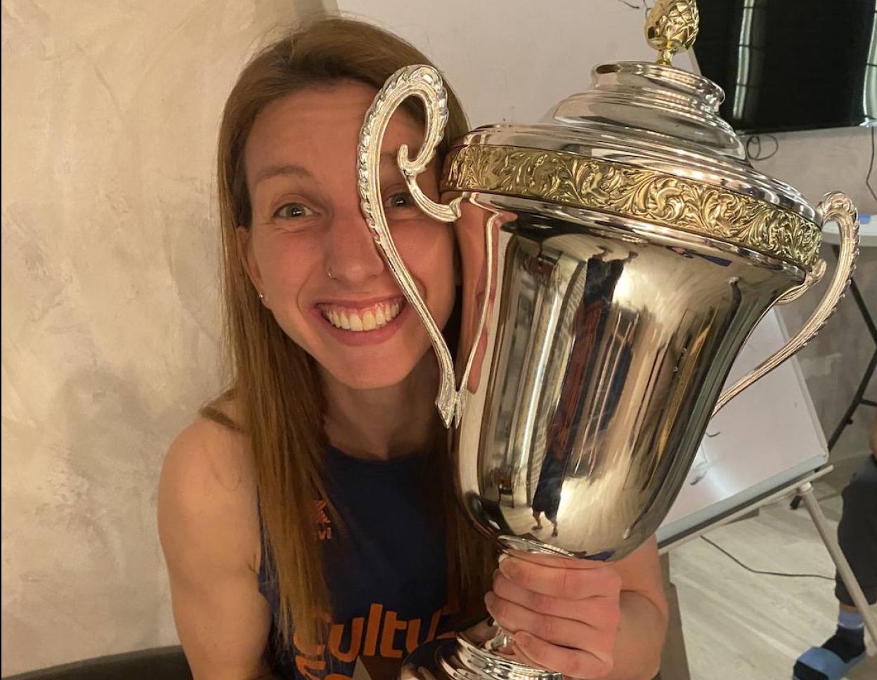 La murciana Laura Gil con el trofeo.