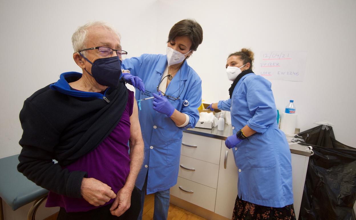 Una enfermera administra la vacuna de Pfizer a un hombre de entre 75 y 79 años, este lunes en Murcia. 