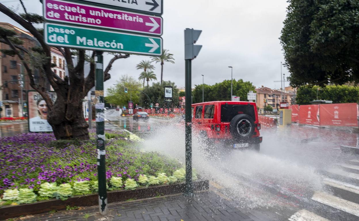 Un coche pasando por encima de un charco en Murcia, en una imagen de archivo.