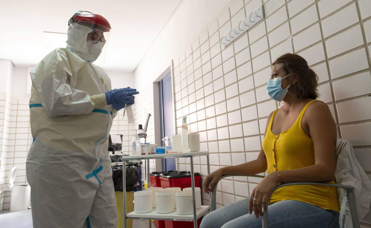 Una sanitaria realiza una prueba de coronavirus a una mujer, en una imagen de archivo.