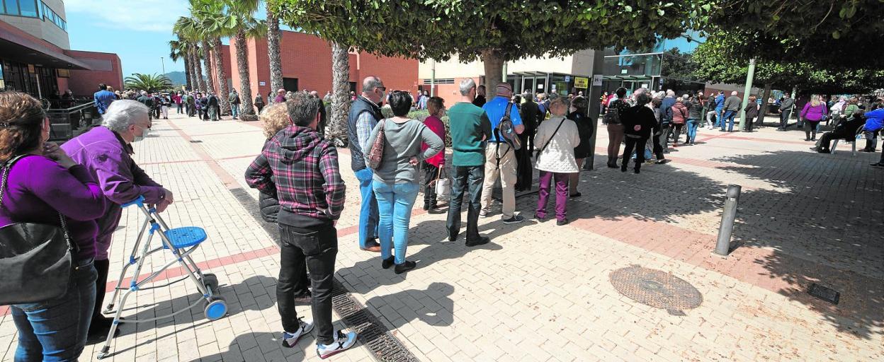 Decenas de personas hacen cola para entrar al pabellón del polígono Cabezo Beaza de Cartagena, para ser vacunadas contra el coronavirus. 