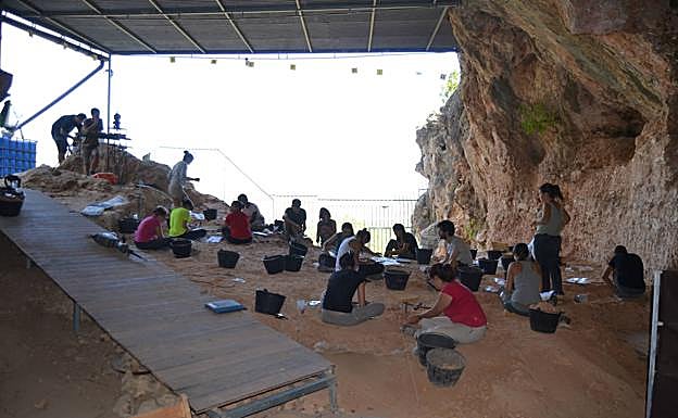Excavación en la Cueva del Bolomor.