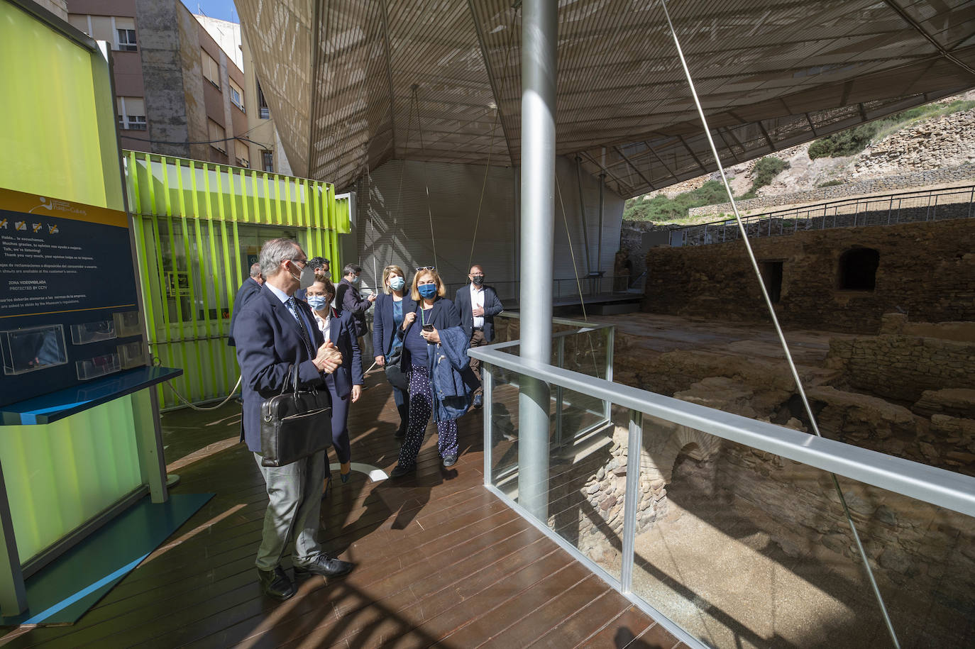 Fotos: Castejón muestra al Ministerio que la zona que prevé edificar está fuera del área arqueológica