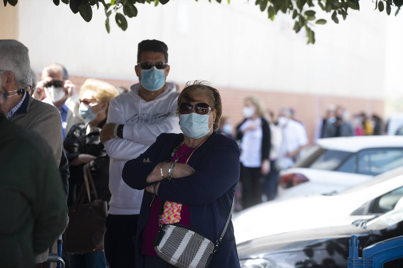 Fotos: Cunde el malestar entre los mayores de Cartagena por las colas y largas esperas para la vacuna