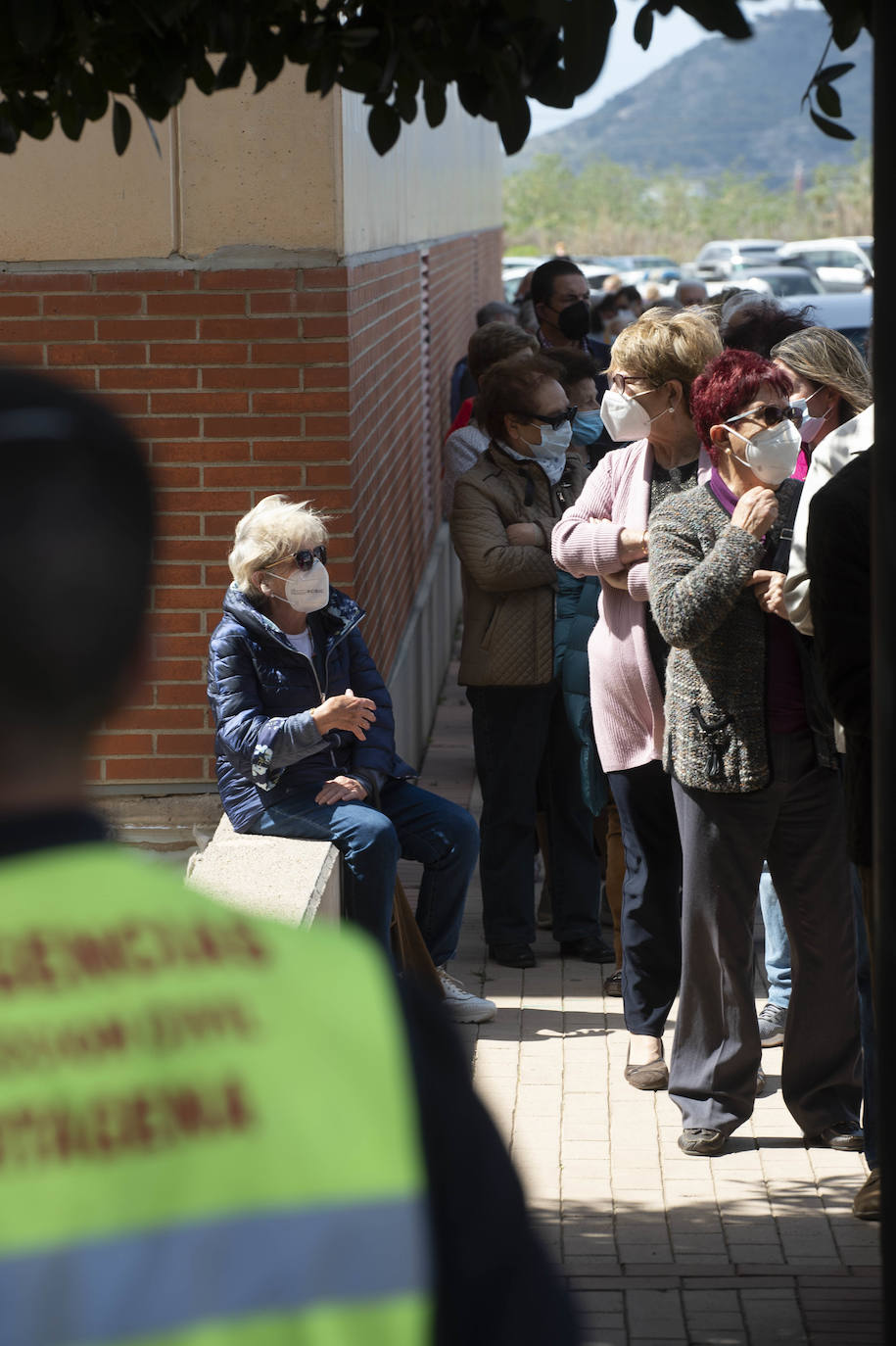 Fotos: Cunde el malestar entre los mayores de Cartagena por las colas y largas esperas para la vacuna