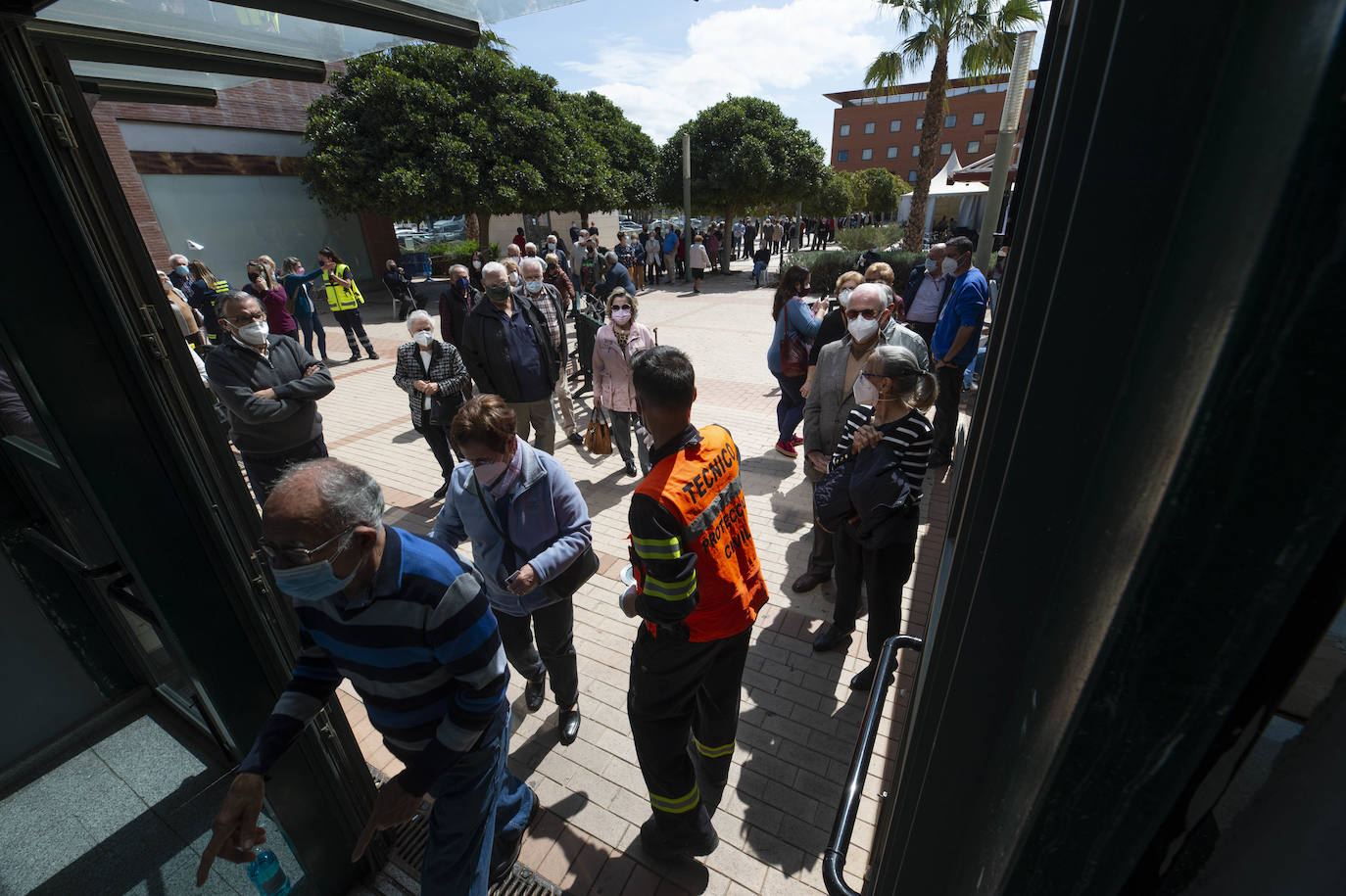 Fotos: Cunde el malestar entre los mayores de Cartagena por las colas y largas esperas para la vacuna