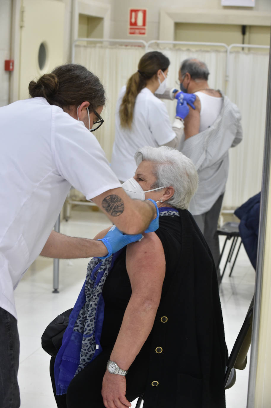 Fotos: Vacunaciones masivas contra el coronavirus en el Enrique Roca de Murcia