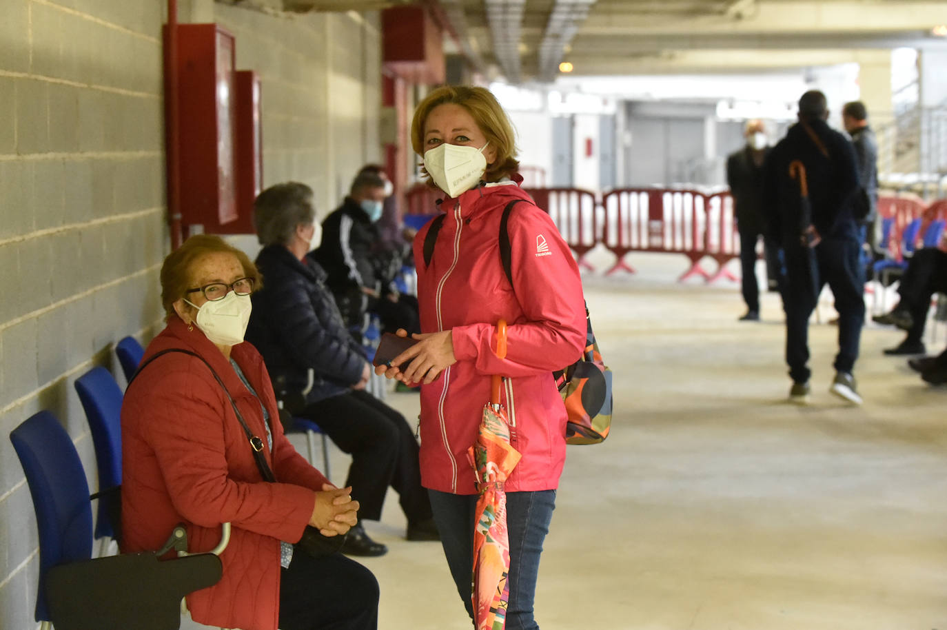 Fotos: Vacunaciones masivas contra el coronavirus en el Enrique Roca de Murcia