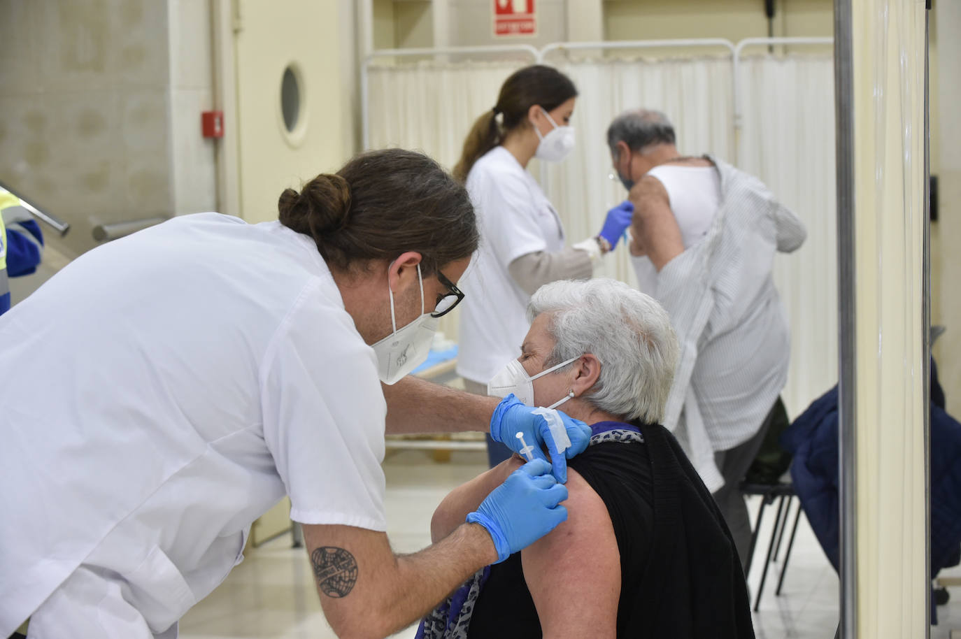 Fotos: Vacunaciones masivas contra el coronavirus en el Enrique Roca de Murcia