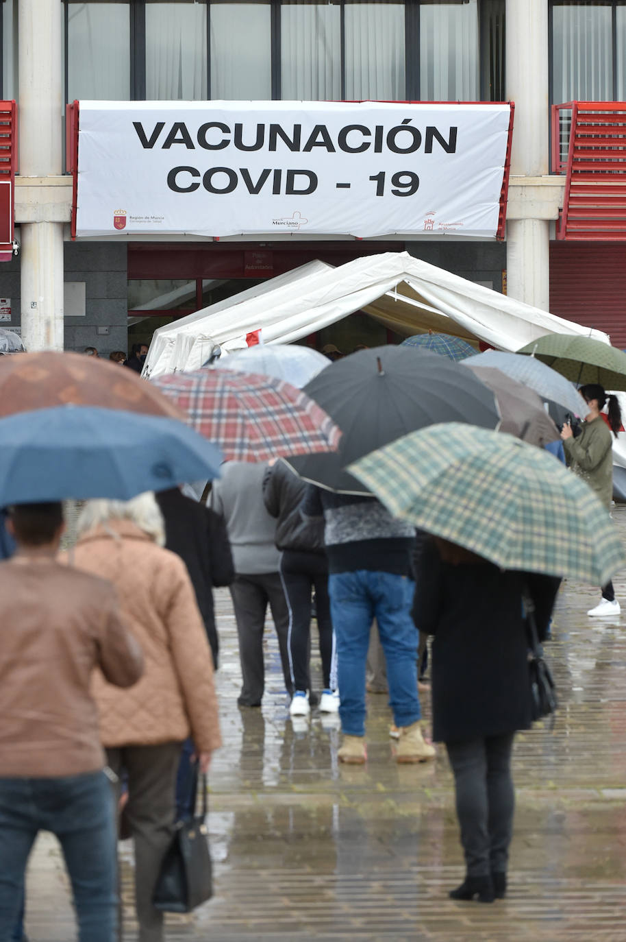 Fotos: Vacunaciones masivas contra el coronavirus en el Enrique Roca de Murcia