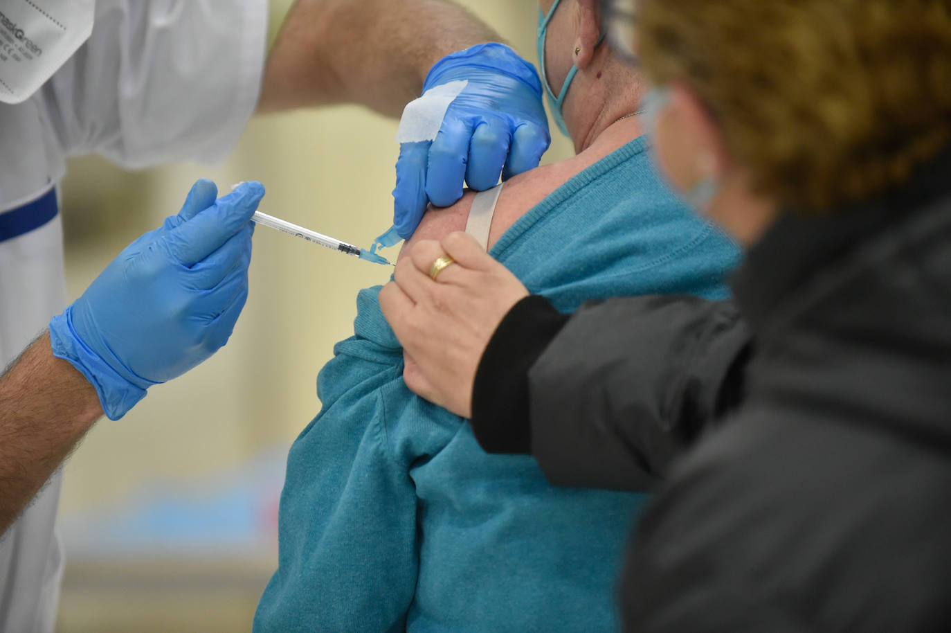 Fotos: Vacunaciones masivas contra el coronavirus en el Enrique Roca de Murcia