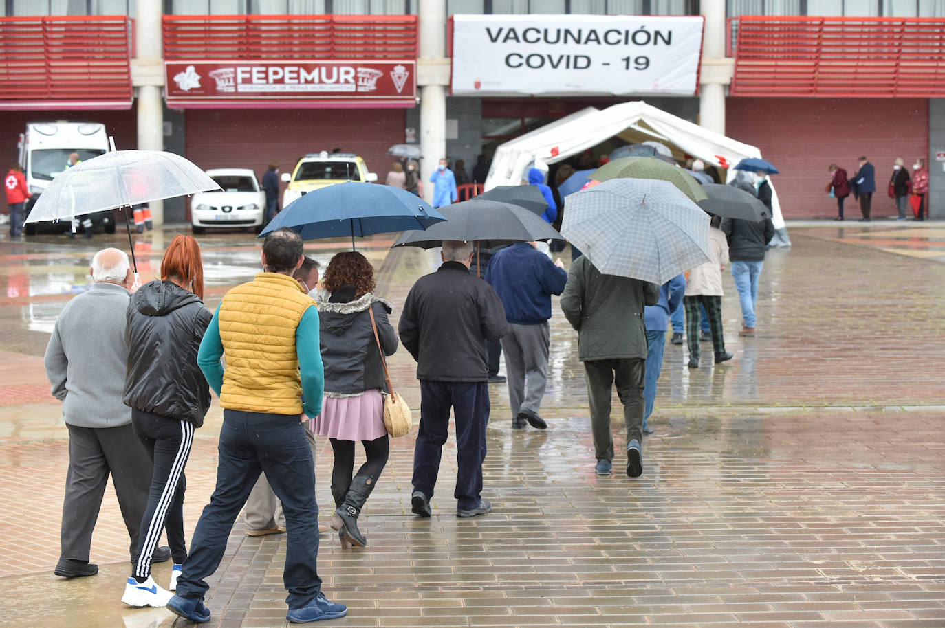 Fotos: Vacunaciones masivas contra el coronavirus en el Enrique Roca de Murcia