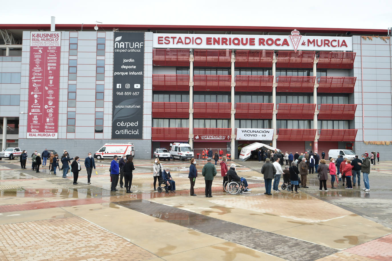 Fotos: Vacunaciones masivas contra el coronavirus en el Enrique Roca de Murcia