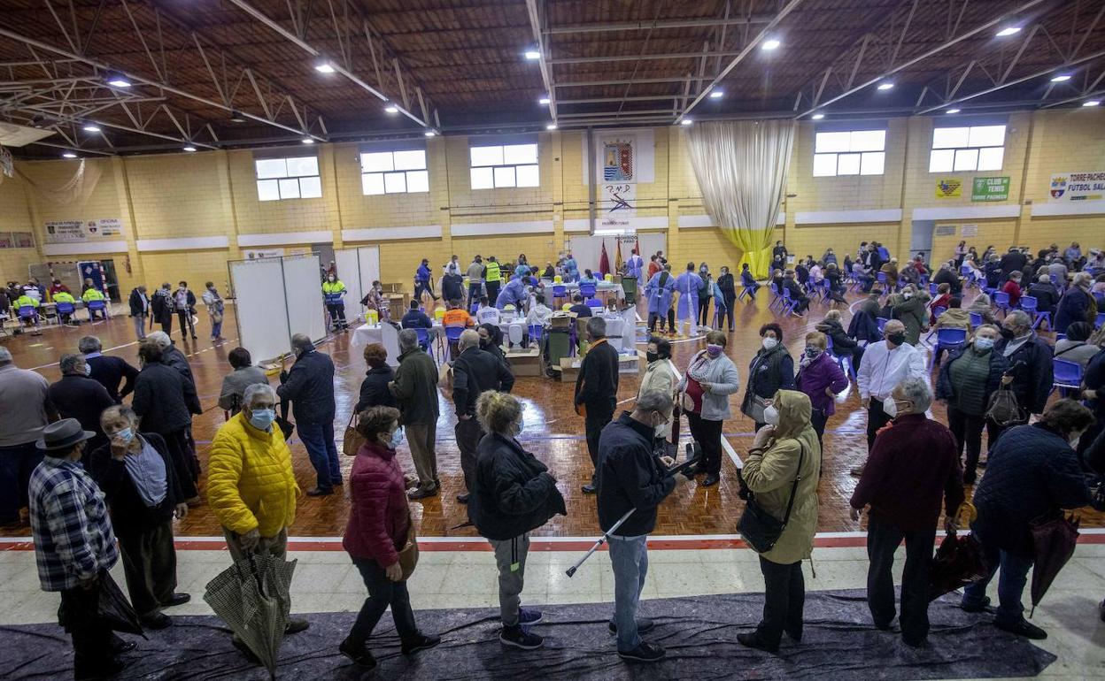 Colas de personas para vacunarse contra la Covid-19 en Torre Pacheco, este jueves.