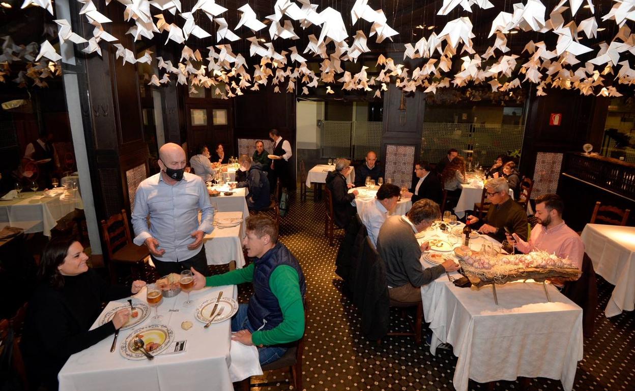 Los clientes disfrutan de su cena en el restaurante La Pequeña Taberna, de Murcia, anoche. 