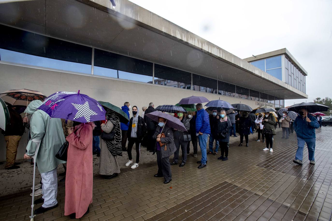 Fotos: La vacunación contra la Covid-19 congrega a 4.000 personas en el pabellón de Torre Pacheco