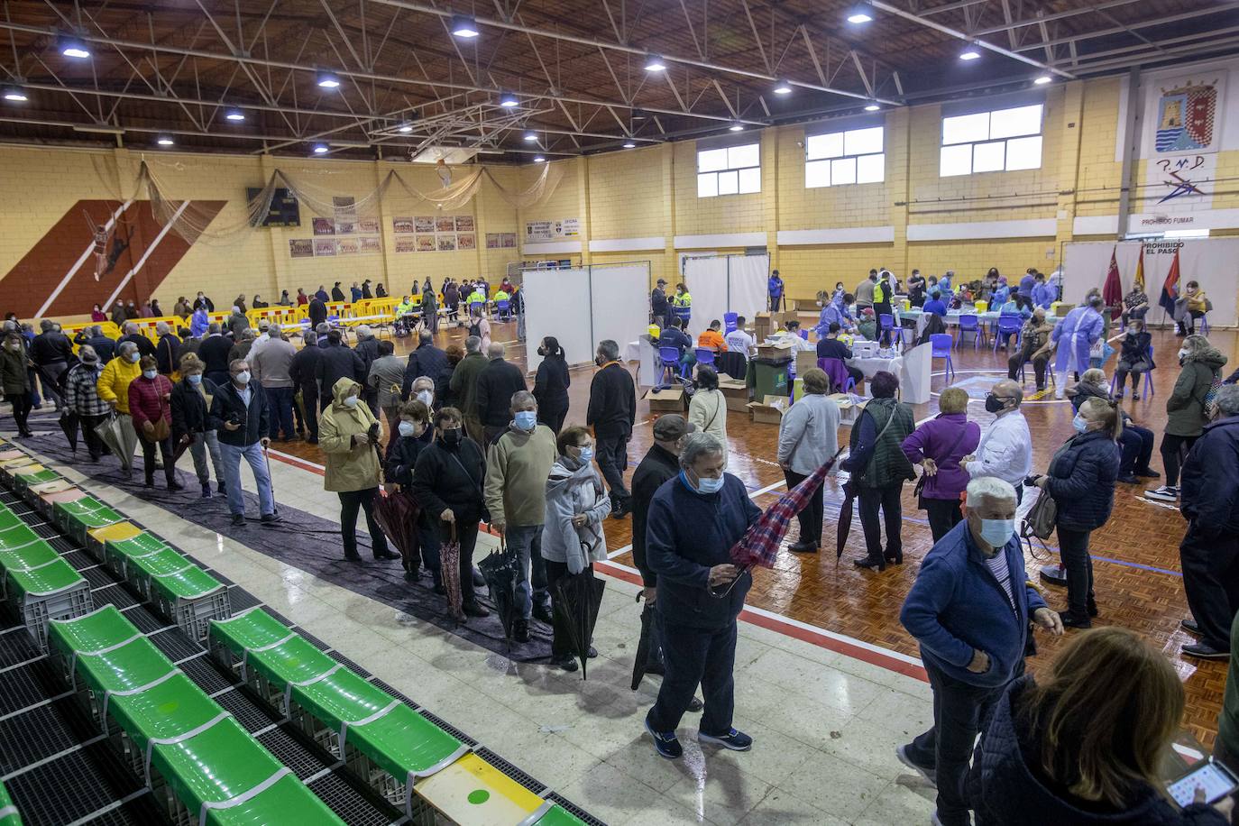 Fotos: La vacunación contra la Covid-19 congrega a 4.000 personas en el pabellón de Torre Pacheco