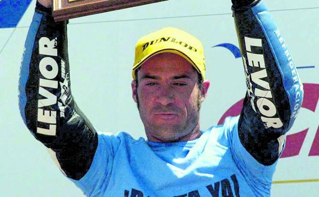 El ceheginero José David de Gea levanta el trofeo de campeón de España de Formula Extreme, en 2006.