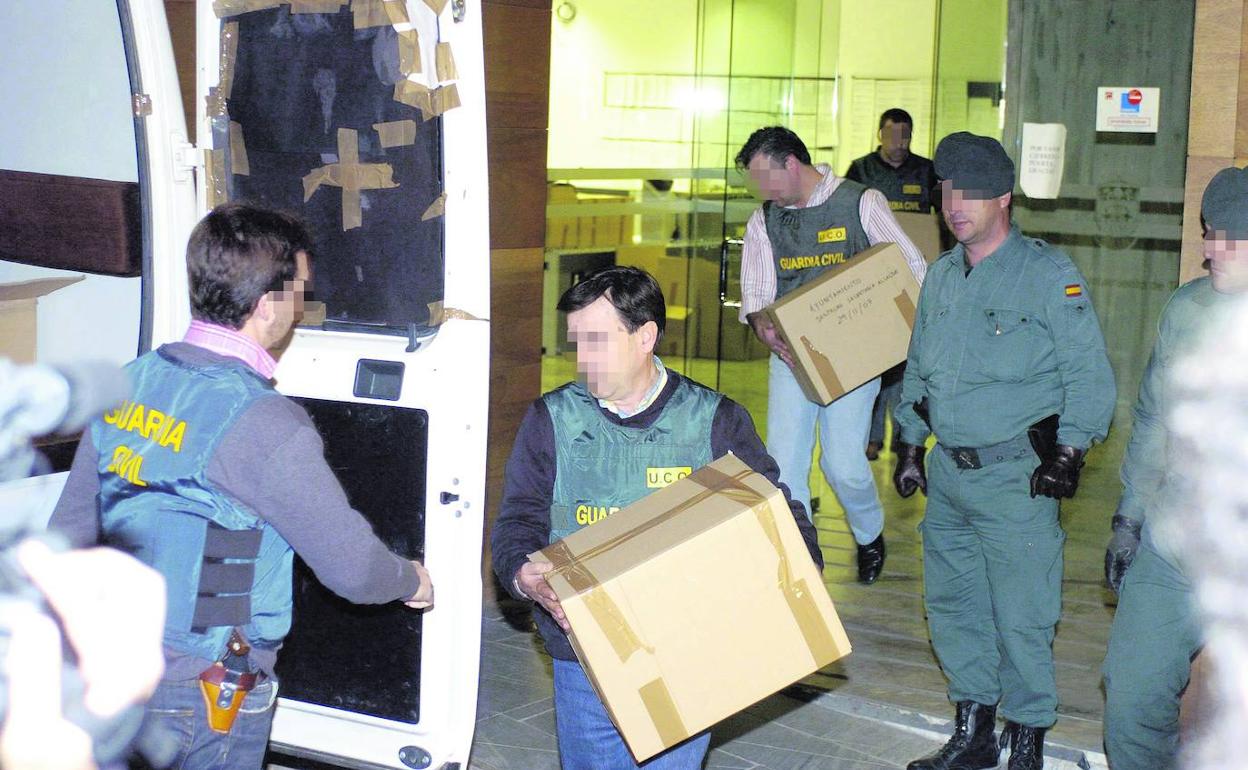 Agentes de la Guardia Civil, durante un registro en un centro oficial de la Región, en una imagen de archivo.