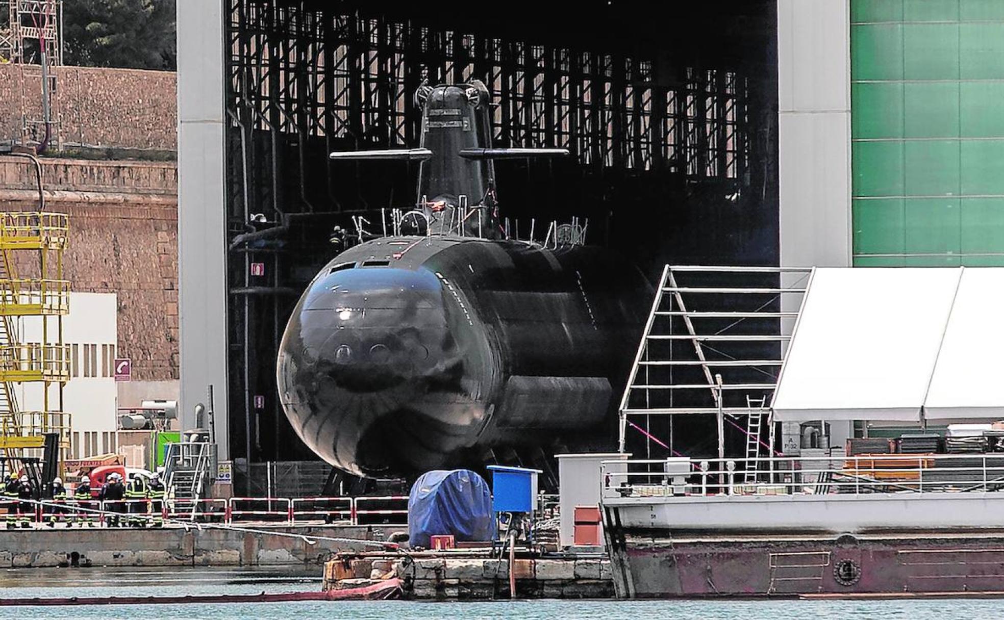 El submarino asomó este sábado del astillero de Navantia en Cartagena.
