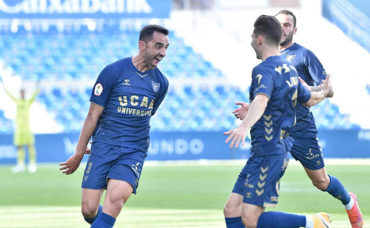 Jugadores del UCAM CF celebrando un gol en una foto de archivo.