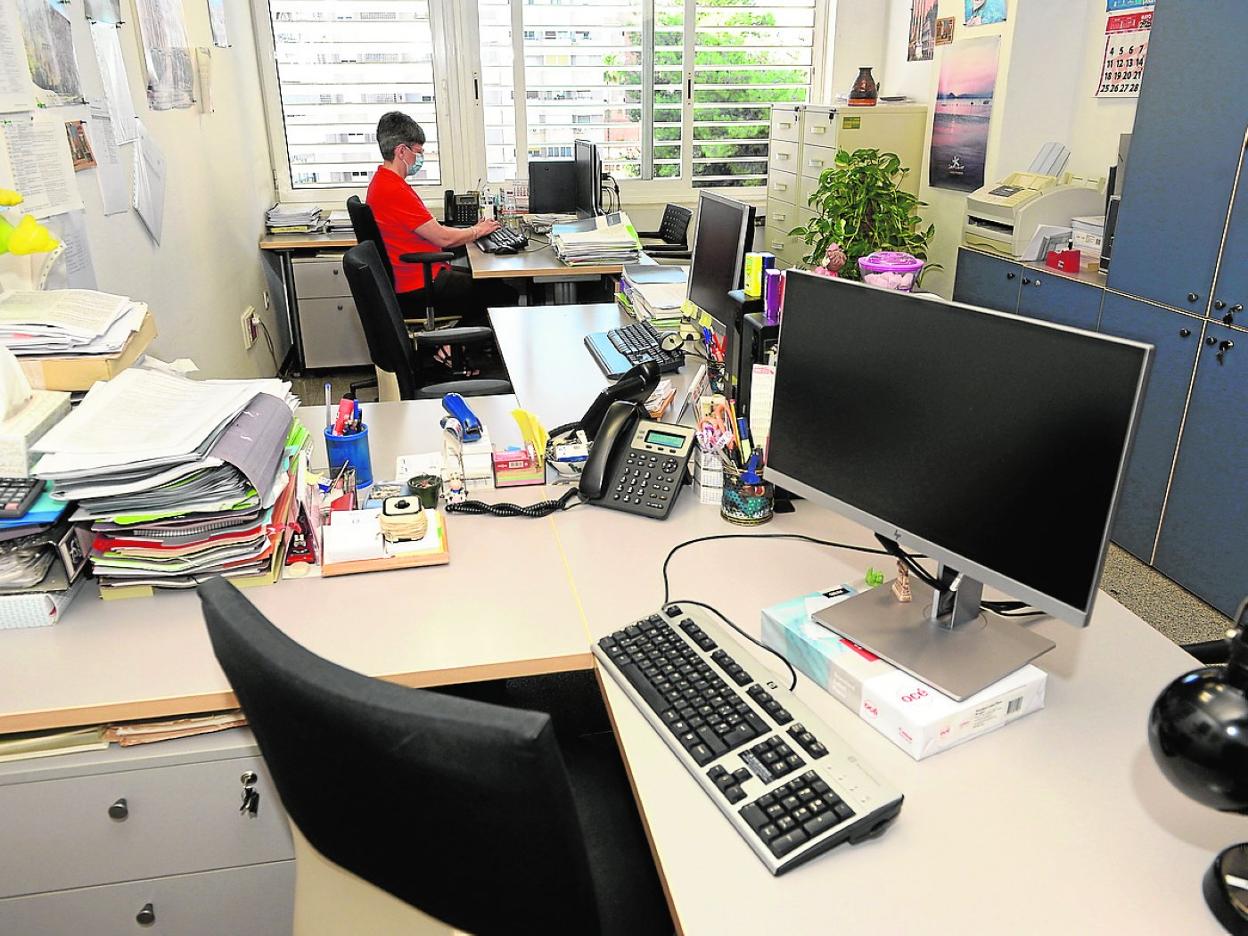 Una funcionaria trabaja desde su ordenador en un organismo de la Administración regional. 
