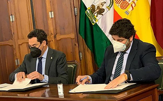 Fernando López Miras y Juan Manuel Moreno Bonilla firman el acuerdo.