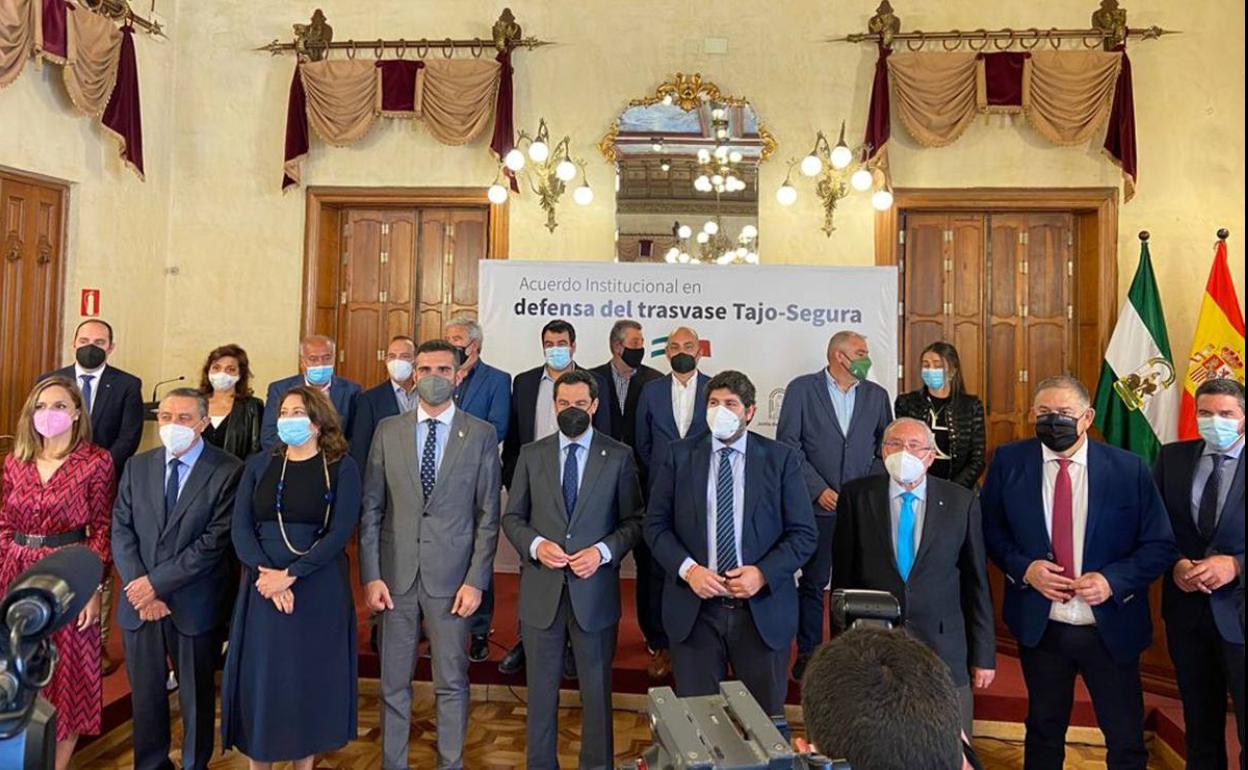 Los presidentes López Miras y Moreno Bonilla, en el centro, posan en Almería con los regantes y miembros del Círculo por el Agua del Levante.