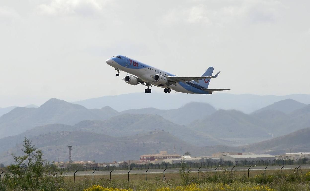 Un avión despega del aeropuerto de Murcia. 