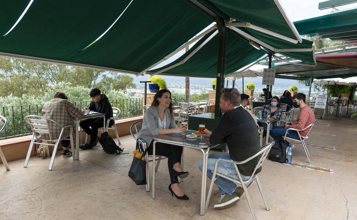 Terraza del Quitapesares, en el Santuario de la Fuensanta (Algezares). 