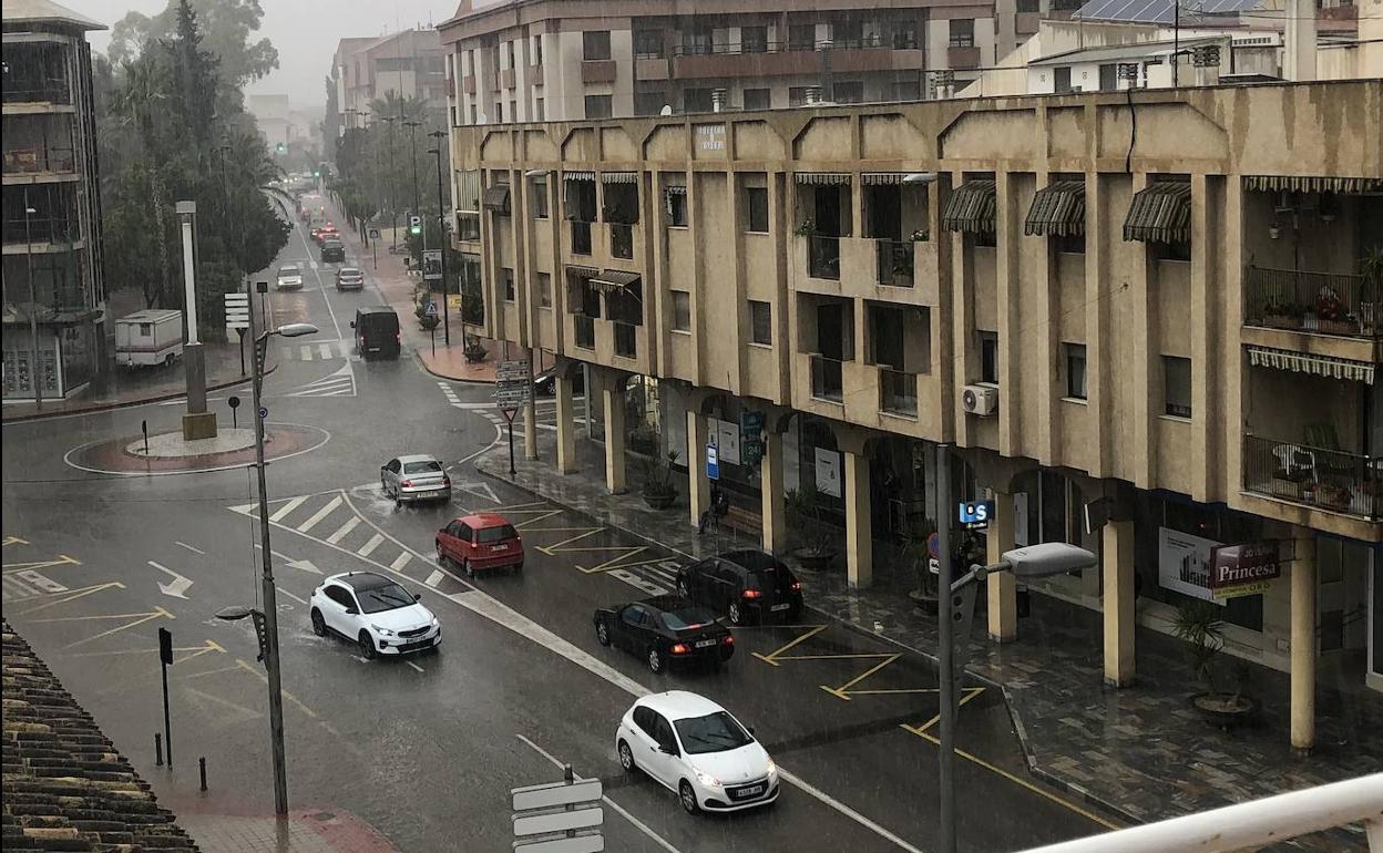 El centro de la localidad, durante la tormenta.