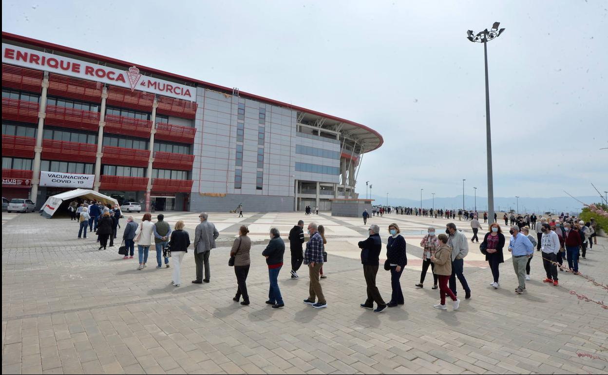 Colas para la vacunación en el estadio Enrique Roca de Murcia. 