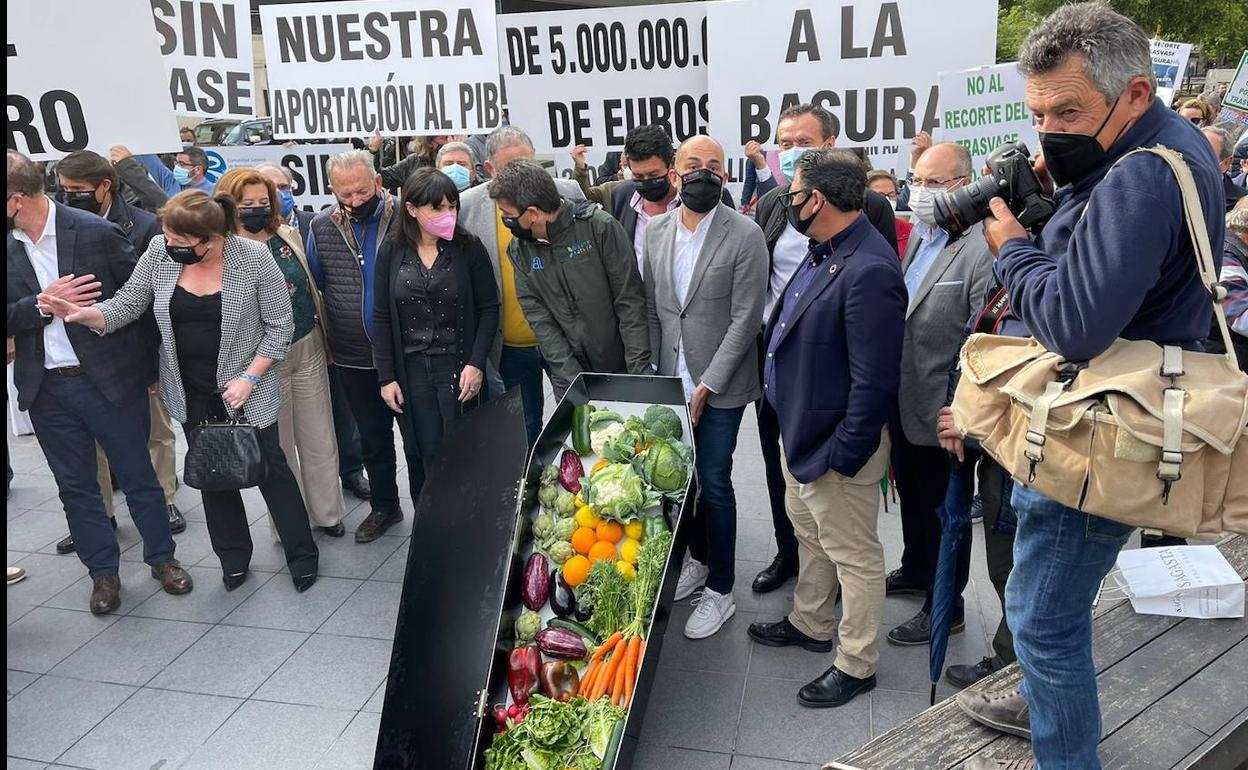 Los regantes del Trasvase, con el ataúd de frutas y hortalizas en la concentración que ha tenido lugar esta mañana en Alicante. 