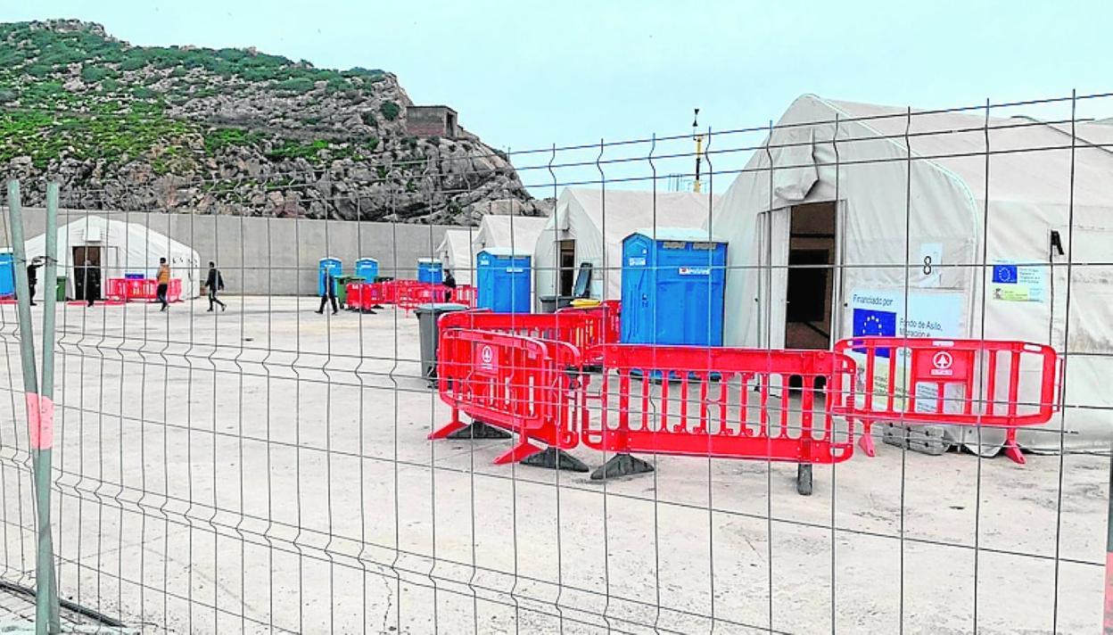 Carpas montadas en el muelle de Escombreras. 