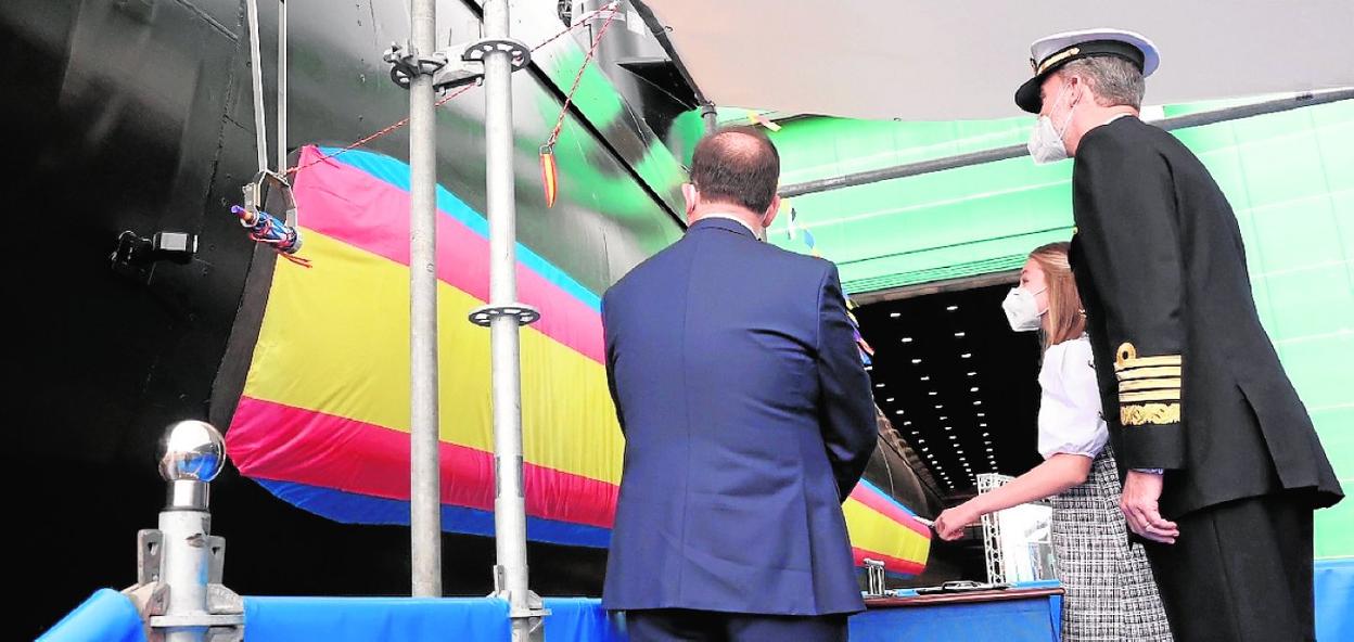 La Princesa de Asturias lanza la botella de vino contra el casco, ante el Rey y Agustín Álvarez.