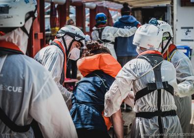 Imagen secundaria 1 - Labores de los equipos de rescate en el Canal de Sicilia