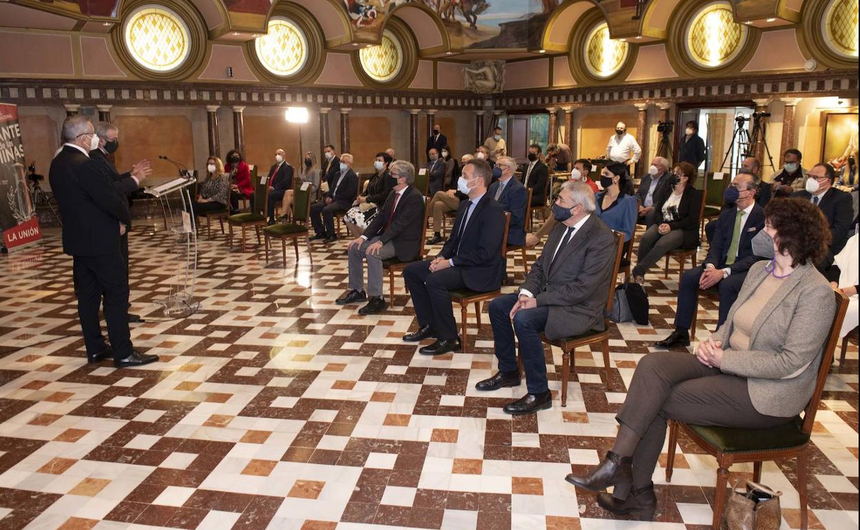 Tres de los cinco portavoces, en primera fila, y varios diputados, en segunda, escuchan al alcalde de La Unión y a Castillo en la Asamblea. 